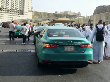 Mekke, Suudi Arabistan, 23 Haziran 2024: Mekke Makkah Taksisi, kutsal şehrin içinde ve dışında hacıları taşımak için kullanılan taksi, şehrin içinde şoförü olan kiralık bir araç.