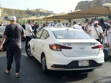Mekke, Suudi Arabistan, 23 Haziran 2024: Mekke Makkah Taksisi, kutsal şehrin içinde ve dışında hacıları taşımak için kullanılan taksi, şehrin içinde şoförü olan kiralık bir araç.