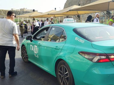 Mekke, Suudi Arabistan, 23 Haziran 2024: Mekke Makkah Taksisi, kutsal şehrin içinde ve dışında hacıları taşımak için kullanılan taksi, şehrin içinde şoförü olan kiralık bir araç.