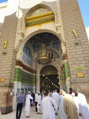 Medine, Suudi Arabistan, 26 Haziran 2024: Hz. Muhammed 'in mezarına ve mezarına açılan salam kapısı ve ardından gelen ilk iki halifeyle birlikte Ebu Bekir al-Siddiq ve Ömer ibn el-Khattab.