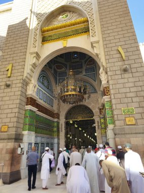 Medine, Suudi Arabistan, 26 Haziran 2024: Hz. Muhammed 'in mezarına ve mezarına açılan salam kapısı ve ardından gelen ilk iki halifeyle birlikte Ebu Bekir al-Siddiq ve Ömer ibn el-Khattab.