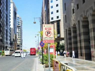Medine, Suudi Arabistan, 28 Haziran 2024: Turist otobüsleri için Arapça çeviri (turizm otobüsleri için özel otopark durağı, ihlal araçları çekilecek), Madinah şehir otobüsleri turu, seçici odak noktası