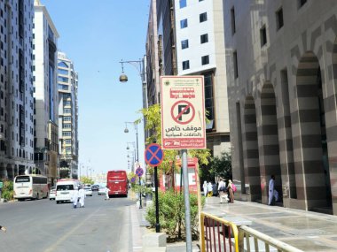 Medine, Suudi Arabistan, 28 Haziran 2024: Turist otobüsleri için Arapça çeviri (turizm otobüsleri için özel otopark durağı, ihlal araçları çekilecek), Madinah şehir otobüsleri turu, seçici odak noktası