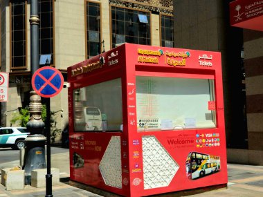 Medine, Suudi Arabistan, 28 Haziran 2024: Al Madinah 'ın otobüs biletleri, otobüs durakları, farklı önemli ve İslam turizmi için şehir turları