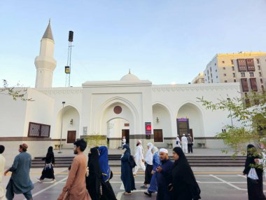 Medine, Suudi Arabistan, 28 Haziran 2024: Madinah şehrindeki Mescidi Ali Bin Abi Talib camii, peygamber huzur içinde yatsın diye El Musalla Meydanı 'nda dua etti.