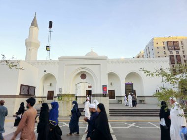 Medine, Suudi Arabistan, 28 Haziran 2024: Madinah şehrindeki Mescidi Ali Bin Abi Talib camii, peygamber huzur içinde yatsın diye El Musalla Meydanı 'nda dua etti.