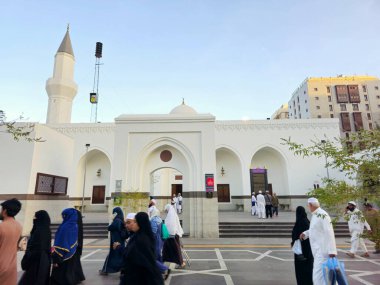 Medine, Suudi Arabistan, 28 Haziran 2024: Madinah şehrindeki Mescidi Ali Bin Abi Talib camii, peygamber huzur içinde yatsın diye El Musalla Meydanı 'nda dua etti.