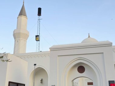 Medine, Suudi Arabistan, 28 Haziran 2024: Madinah şehrindeki Mescidi Ali Bin Abi Talib camii, peygamber huzur içinde yatsın diye El Musalla Meydanı 'nda dua etti.