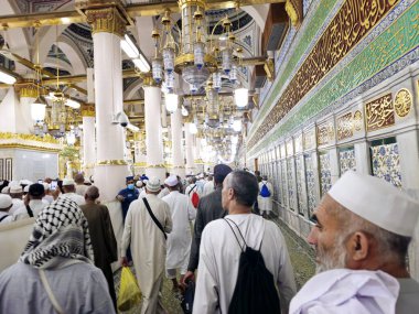 Medine, Suudi Arabistan, 28 Haziran 2024 'te El-Rada El-Şerife' nin yerinde, Hz. Muhammed 'in mezarı üzerine olsun, ondan sonra gelen ilk iki halife Ebu Bekir al-Siddiq ve Ömer İbn el Khattab ile birlikte.