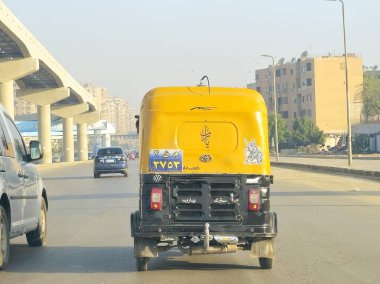 Kahire, Mısır, 7 Kasım 2024: oto rickshaw, bebek taksi, mototaxi, güvercin, jonnybee, bajaj, chand gari, lapa, tuk-tuk, tum-tum, Keke-napep, Maruwa, 3wheel, pragya, bao-bao, kolay bisiklet, cng ve tukxi