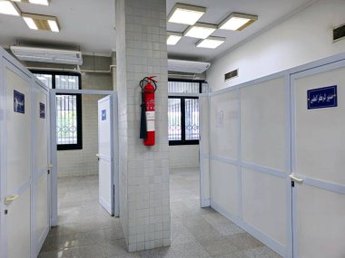 Kahire, Mısır, 8 Kasım 2024: Tıp kliniği olarak hazırlanmak için boş bir oda, bir ayakta tedavi kliniği öncelikle ayakta tedavi, seçici odaklı bir sağlık merkezidir.