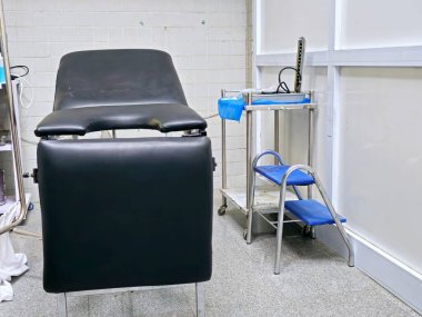 Kahire, Mısır, 9 Kasım 2024: Jinekoloji ve doğum kliniğinde jinekoloji muayene masası, Obs ve Gynae hamilelik, doğum ve doğum sonrası dönemleri kapsayan tıbbi bir uzmanlık alanıdır.