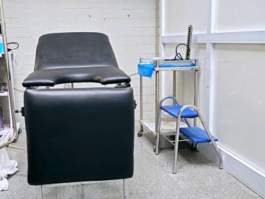 Kahire, Mısır, 9 Kasım 2024: Jinekoloji ve doğum kliniğinde jinekoloji muayene masası, Obs ve Gynae hamilelik, doğum ve doğum sonrası dönemleri kapsayan tıbbi bir uzmanlık alanıdır.