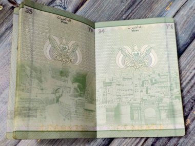 Kahire, Mısır, 12 Kasım 2024: Yemen Cumhuriyeti pasaportu, Yemen pasaportu, göçmenlik dairesi tarafından uluslararası seyahat için Yemen vatandaşları tarafından kullanılan bir hükümet belgesi