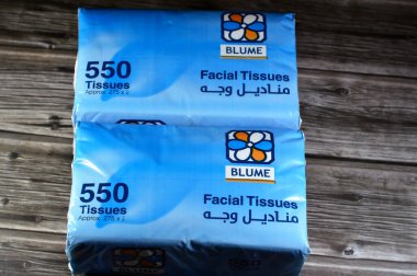 Kahire, Mısır, 5 Kasım 2024: Mavi yüz dokuları, kağıt mendil, yumuşak, emici, tek kullanımlık kağıtlar, yüz için uygun, kumaş mendiller için tek kullanımlık alternatifler