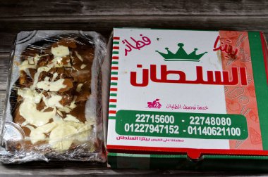Kahire, Mısır, 3 Kasım 2024: Al-Sultan pizzası, turtalar ve pastalar, çikolatalı gevrek ve hamur işi, Pizza El Sultan doğu ve İtalyan pizzaları ve tatlı hamur işleri için bir Mısır restoranıdır.
