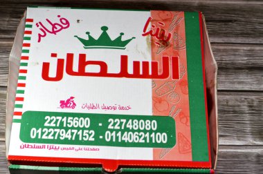 Kahire, Mısır, 3 Kasım 2024: Al-Sultan pizzası, turtalar ve pastalar, çikolatalı gevrek ve hamur işi, Pizza El Sultan doğu ve İtalyan pizzaları ve tatlı hamur işleri için bir Mısır restoranıdır.