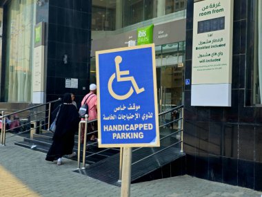 Mekke, Suudi Arabistan, 19 Haziran 2024: Engelli park yeri, engelli park alanı engellilerin arabalarını ve araçlarını park etmeleri, kolaylaştırmaları ve yardım etmeleri, engelli parkı tabelası