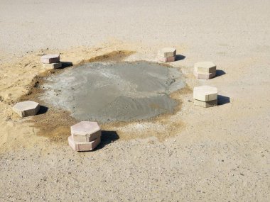 Asfalttaki küçük bir alanın bakımı, biraz çimento, caddede küçük bir ambar onarımı, sokak çatlaklarının bakımı.