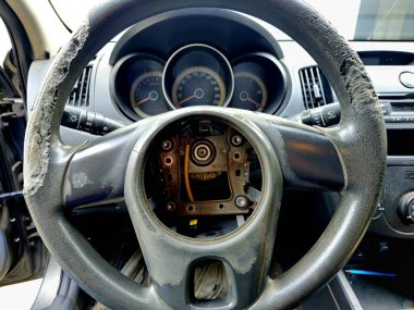 Hava yastığı sarmal saat yayının yerine araba direksiyonunun hasarlı lastik çatlakları, kablo dönen bir eksende enerji depoluyor, spiral yaralı özel elektrik iletkeni.