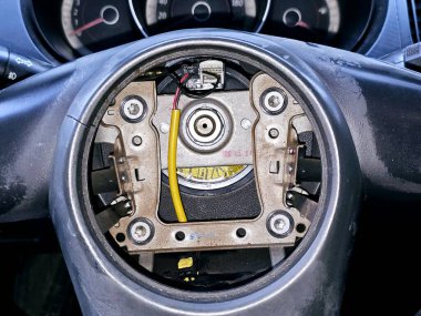 Hava yastığı sarmal saat yayının yerine araba direksiyonunun hasarlı lastik çatlakları, kablo dönen bir eksende enerji depoluyor, spiral yaralı özel elektrik iletkeni.