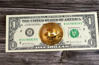 Bitcoin fiziksel altın sikke ile Amerikan dolar banknotu, BTC 1. Merkezi olmayan kripto para birimi, P2P bitcoin ağındaki düğümler işlemleri kriptografi ile doğruladı ve blockchain ile kaydedildi