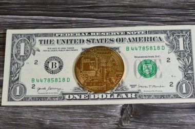 Bitcoin fiziksel altın sikke ile Amerikan dolar banknotu, BTC 1. Merkezi olmayan kripto para birimi, P2P bitcoin ağındaki düğümler işlemleri kriptografi ile doğruladı ve blockchain ile kaydedildi