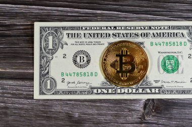 Bitcoin fiziksel altın sikke ile Amerikan dolar banknotu, BTC 1. Merkezi olmayan kripto para birimi, P2P bitcoin ağındaki düğümler işlemleri kriptografi ile doğruladı ve blockchain ile kaydedildi