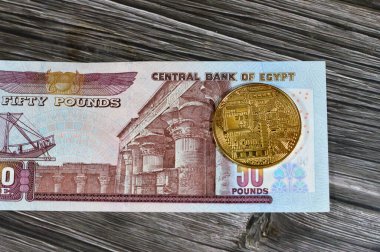 Mısır para banknotu Bitcoin fiziksel altın sikke, BTC 1. Merkezi olmayan kripto para birimi, P2P bitcoin ağındaki düğümler işlemlerini kriptografi ile doğruladı ve blockchain ile kaydedildi