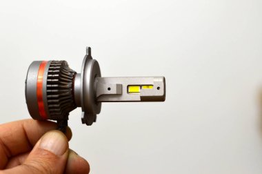 Otomobil aracı LED ampul lambası 6000K, otomobiller için ampuller çeşitli standartlaştırılmış seriler, araba aydınlatma sistemi ve araba servisi konsepti, seçici odaklanma