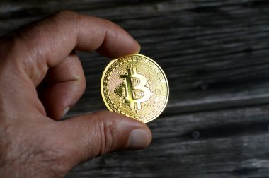 Bitcoin fiziksel altın madeni para, BTC 1. Merkezi olmayan kripto para birimi, akranları bitcoin ağındaki düğümler işlemlerini kriptografi ile onaylar ve onları dijital para birimiyle, blok zinciri ile kaydeder.