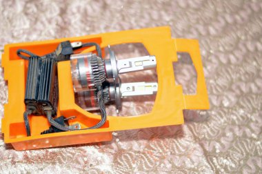 Otomobil aracı LED ampul lambası 6000K, otomobiller için ampuller çeşitli standartlaştırılmış seriler, araba aydınlatma sistemi ve araba servisi konsepti, seçici odaklanma