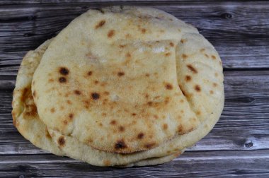 Buğday kepekli ve unlu geleneksel Mısır düz ekmeği, normal Aish Baladi veya son derece sıcak fırınlarda pişirilmiş Mısır ekmeği, buğday unu, maya, tuz ve su karışımının bir sonucudur.