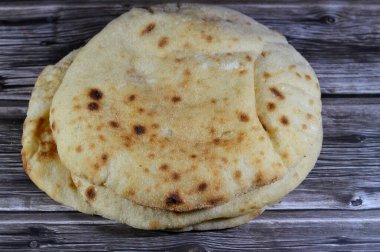 Buğday kepekli ve unlu geleneksel Mısır düz ekmeği, normal Aish Baladi veya son derece sıcak fırınlarda pişirilmiş Mısır ekmeği, buğday unu, maya, tuz ve su karışımının bir sonucudur.