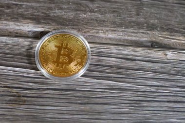 Bitcoin fiziksel altın madeni para, BTC 1. Merkezi olmayan kripto para birimi, akranları bitcoin ağındaki düğümler işlemlerini kriptografi ile onaylar ve onları dijital para birimiyle, blok zinciri ile kaydeder.