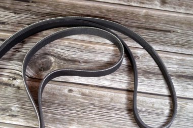 Otomobiller için tırtıklı kemer v, Ribbed Belt, bir kemer iki veya daha fazla dönen mili mekanik ve çoğunlukla paralel olarak bağlamak için kullanılan esnek malzeme döngüsüdür. Kemerler bir hareket kaynağı olarak kullanılabilir