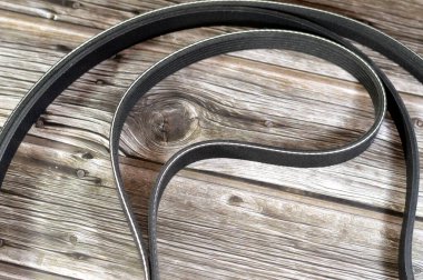 Otomobiller için tırtıklı kemer v, Ribbed Belt, bir kemer iki veya daha fazla dönen mili mekanik ve çoğunlukla paralel olarak bağlamak için kullanılan esnek malzeme döngüsüdür. Kemerler bir hareket kaynağı olarak kullanılabilir