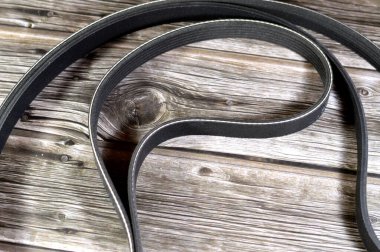 Otomobiller için tırtıklı kemer v, Ribbed Belt, bir kemer iki veya daha fazla dönen mili mekanik ve çoğunlukla paralel olarak bağlamak için kullanılan esnek malzeme döngüsüdür. Kemerler bir hareket kaynağı olarak kullanılabilir