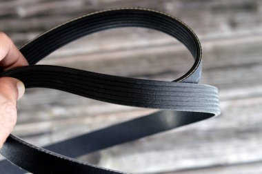 Otomobiller için tırtıklı kemer v, Ribbed Belt, bir kemer iki veya daha fazla dönen mili mekanik ve çoğunlukla paralel olarak bağlamak için kullanılan esnek malzeme döngüsüdür. Kemerler bir hareket kaynağı olarak kullanılabilir