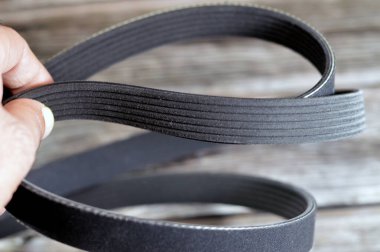 Otomobiller için tırtıklı kemer v, Ribbed Belt, bir kemer iki veya daha fazla dönen mili mekanik ve çoğunlukla paralel olarak bağlamak için kullanılan esnek malzeme döngüsüdür. Kemerler bir hareket kaynağı olarak kullanılabilir