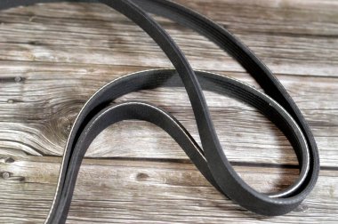 Otomobiller için tırtıklı kemer v, Ribbed Belt, bir kemer iki veya daha fazla dönen mili mekanik ve çoğunlukla paralel olarak bağlamak için kullanılan esnek malzeme döngüsüdür. Kemerler bir hareket kaynağı olarak kullanılabilir