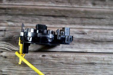 Dönen bir eksende enerji depolayan otomobiller için hava yastığı spiral şeklinde düz bir kablo yarasından oluşur, spiral yaralı özel bir sarmal elektrik iletkeni.