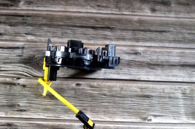 Dönen bir eksende enerji depolayan otomobiller için hava yastığı spiral şeklinde düz bir kablo yarasından oluşur, spiral yaralı özel bir sarmal elektrik iletkeni.