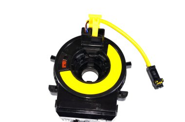 Dönen bir eksende enerji depolayan otomobiller için hava yastığı spiral şeklinde düz bir kablo yarasından oluşur, spiral yaralı özel bir sarmal elektrik iletkeni.