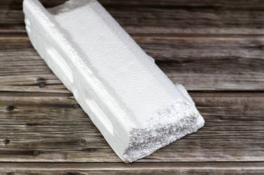 Polistiren PS, aromatik hidrokarbon stireninin monomerlerinden yapılan sentetik bir polimer, polistiren katı ya da köpüklü olabilir, kullanılmış plastikte polistiren ve yepyeni cihazların korunmasında kullanılabilir.