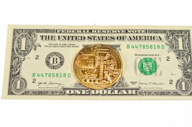 Bitcoin fiziksel altın sikke ile Amerikan dolar banknotu, BTC 1. Merkezi olmayan kripto para birimi, P2P bitcoin ağındaki düğümler işlemleri kriptografi ile doğruladı ve blockchain ile kaydedildi