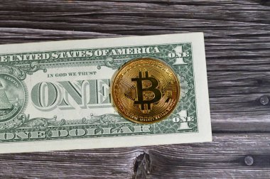 Bitcoin fiziksel altın sikke ile Amerikan dolar banknotu, BTC 1. Merkezi olmayan kripto para birimi, P2P bitcoin ağındaki düğümler işlemleri kriptografi ile doğruladı ve blockchain ile kaydedildi
