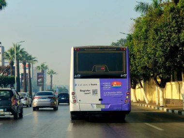 Kahire, Mısır, 16 Kasım 2024: WUF 12 hizmet otobüsü, Dünya Şehir Forumu WUF12 BM-Habitatı 'nın ilk gününde misafirlerin taşınması 4 Kasım' dan 8 Kasım 'a