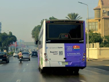 Kahire, Mısır, 16 Kasım 2024: WUF 12 hizmet otobüsü, Dünya Şehir Forumu WUF12 BM-Habitatı 'nın ilk gününde misafirlerin taşınması 4 Kasım' dan 8 Kasım 'a