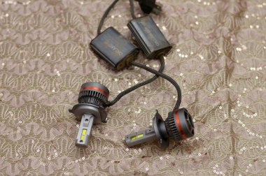 Giza, Mısır, 15 Kasım 2024: GPNE RS7 LED Ampul 6000K, Otomobiller için ampuller birkaç standart seri, araba ışığı sistemi ve araba servisi konsepti, seçici odaklı odaklanma